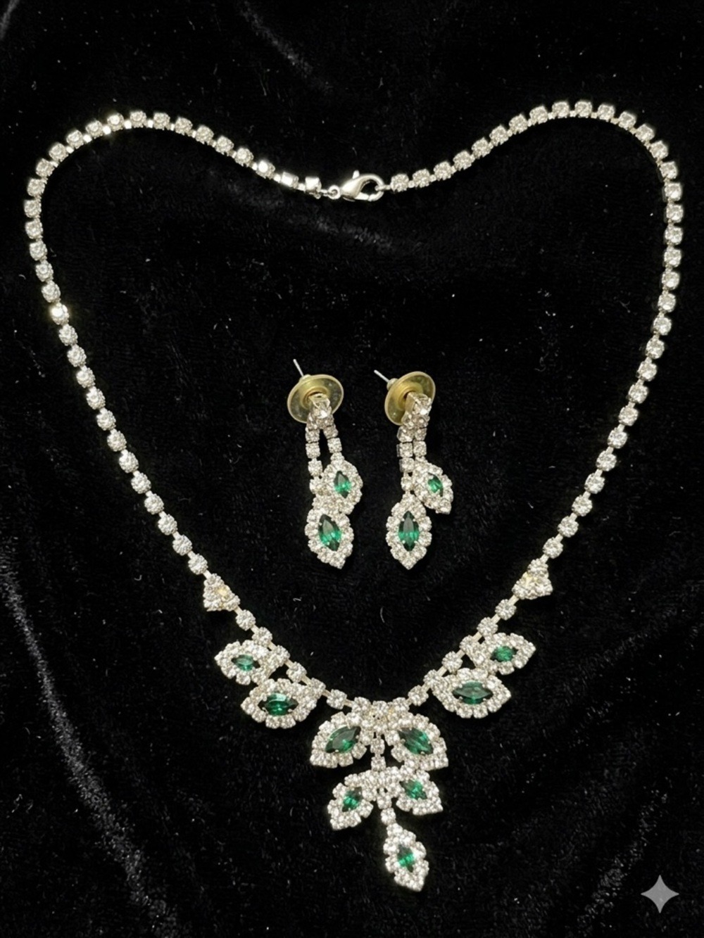 Elegant Necklace and Earring Set Green Crystal - Picture 3 of 11